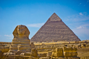 La Sfinge con lo sfondo delle Piramidi