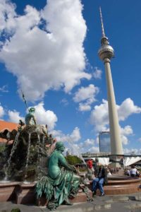 BERLINO Neptune-Fountan-on-Alexanderplatz